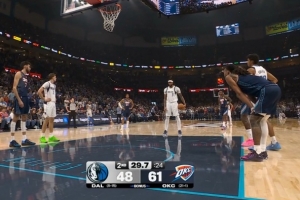 白玉柱塌了！濃眉被切特拉拽犯規(guī)但2罰不中 補籃還遭后者遮天大帽