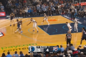 玩挺花！亞歷山大秀背傳出現(xiàn)失誤 目送克里斯蒂反擊扣了空籃