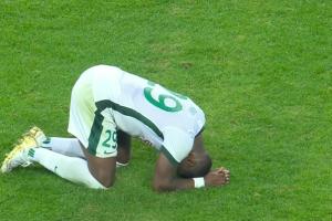 carry全場！法比奧戴帽奪得生涯首冠，賽后長時間跪地激動痛哭