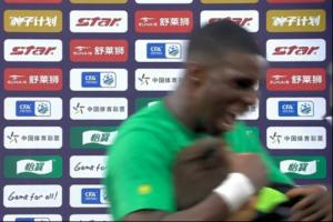 ??太激動(dòng)了！法比奧賽后采訪將一旁的翻譯一把摟在懷里