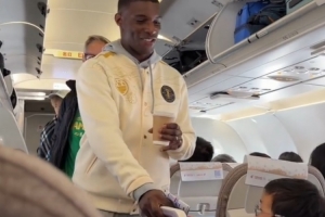 京媒：國(guó)安全隊(duì)從上海乘機(jī)返回北京，很多球迷特意更改行程