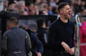 阿隆索比賽中對弗蘭·加西亞染紅暴怒：弗蘭，別搞我啊！