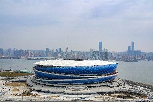 中超目前有7座專(zhuān)業(yè)足球場(chǎng)，還有申花和鐵人改造的專(zhuān)業(yè)足球場(chǎng)