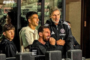 梅西杯青少年錦標(biāo)賽開(kāi)幕，梅西與蘇亞雷斯現(xiàn)場(chǎng)觀戰(zhàn)巴薩vs河床