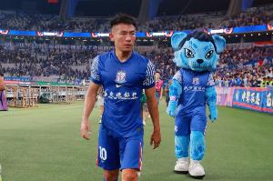 記者：于漢超參加教練員培訓(xùn)班，冬訓(xùn)時(shí)以助教身份與申花會(huì)合