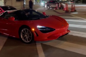 東契奇愛車這大紅色兒也太騷氣了，有人知道這是什么車嗎????