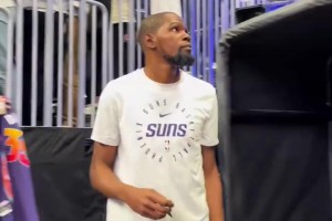 美女記者周玲安站在2米08的小波特身邊，簡直大長腿既視感