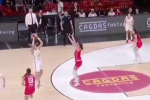 猜他倆在聊啥？ 大莫：抱一下?? 徐杰：別，這還在比賽呢！