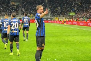 偶像，來看小圖拉姆在藍(lán)黑小球迷中的人氣有多高