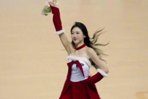 節(jié)日氛圍！南京啦啦隊化身圣誕寶貝，派送禮物！