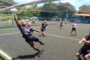 這野球場的守門員反應速度無敵了