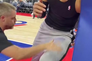 文班亞馬賽前熱身 和籃架練對抗呢??