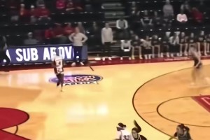 很多NBA后衛(wèi)都做不到這么絲滑的控運(yùn)！女生打球很帥是什么樣？