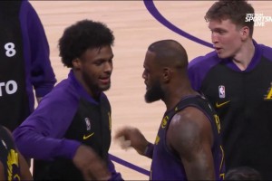 老詹今日賽前與兒子布朗尼來(lái)了一套擊掌操作??