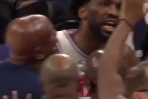 噴女裁判被驅(qū)逐！恩比德怒摘面具想上前討說法，教練都差點(diǎn)攔不住