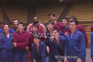 罕見視頻！當(dāng)年張伯倫&中國籃壇巨人穆鐵柱合影，張衛(wèi)平也在其中