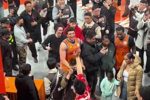 大家真寵小胖?。÷宸蝾D收到球迷大量薯片投喂，看上去好開心啊