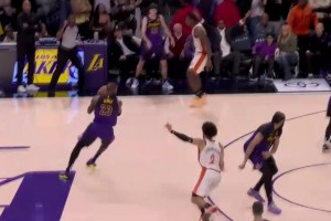 功虧一簣！詹姆斯3.7秒絕平超遠(yuǎn)三分果斷出手 可惜彈筐而出