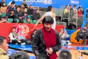 有氣質(zhì)！福建隊(duì)美女總經(jīng)理帶著紅色的圍脖現(xiàn)身球場(chǎng)~