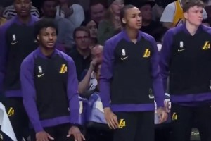 詹姆斯霸氣暴扣，布朗尼在場(chǎng)下做出標(biāo)志性的“霸王步”！