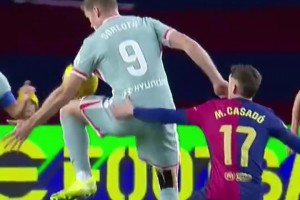 夸張了??卡薩多防守索爾羅特，身形比人家小一圈