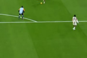 姆巴佩打門卻擊中了女球迷，上前擁抱安慰后女球迷當(dāng)場狂喜??