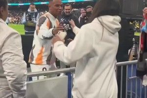 姆巴佩熱身打中一名女球迷，立馬上前安慰，女球迷開心得跳起來了