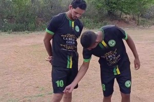 足球小劇場(chǎng)：你是19號(hào)不是10號(hào)！起開！我就是10號(hào)！