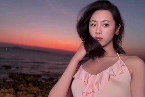 女籃球員卓識曬泰國行清涼打扮：海邊落日，該怎么形容這種感覺呢