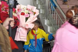 拜合拉木回到母校，學(xué)弟學(xué)妹們激動(dòng)壞了??