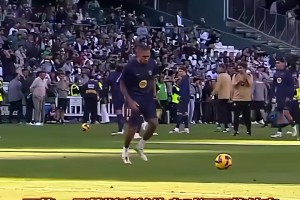 欺負(fù)小孩?貝蒂斯球童按時(shí)收球，遭到巴薩眾球員戲耍取笑??