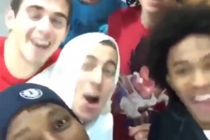 沒有偶像包袱??切爾西眾將唱圣誕歌時搞怪的美顏科斯塔