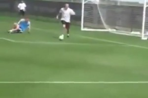 戲耍！齊達(dá)內(nèi)當(dāng)年和自己兒子踢球的一幕！給場(chǎng)下看激動(dòng)了！