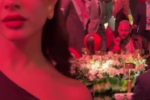 內(nèi)馬爾從不錯(cuò)過任何一個(gè)在鏡頭前引人注目的機(jī)會??