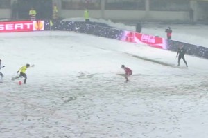 男人永遠(yuǎn)是少年！法爾考進(jìn)球后與隊(duì)友打雪仗慶祝