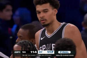 傷心??文班空砍42+18 賽后和隊(duì)友打完招呼就默默離開(kāi)了~