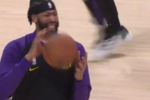 濃眉模仿詹姆斯“仙人指路”名場面，就是手抓不住球啊????