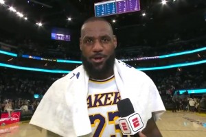 詹姆斯賽后對著鏡頭興奮我喜歡NFL，但圣誕節(jié)是屬于我們的！