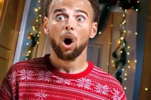 太會玩了！美媒惡搞詹姆斯化身圣誕老人，給庫里送上圣誕禮物！