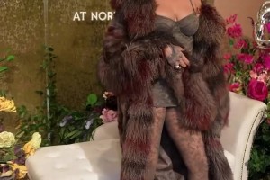 老詹知名迷妹蕾哈娜，這身穿搭什么水平？??