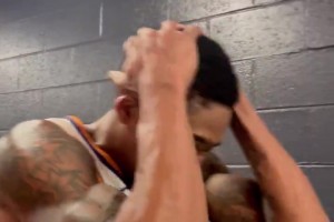 比爾賽后球員通道拍拍胸，搓搓頭，比出“勝利”的手勢