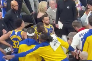 比賽還剩4分鐘時(shí)，庫里在板凳席毛巾蓋臉，看著相當(dāng)沮喪