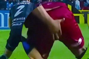 可太惡心了??球員用手扣對(duì)手屁眼被紅牌罰下