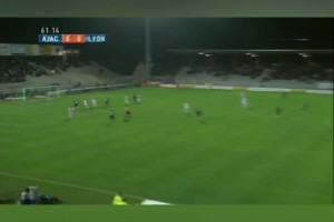 ??這球只能用震驚來形容！中圈附近任意球小儒尼尼奧當(dāng)點球踢！