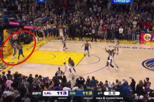 這什么防守選擇？最后時(shí)刻里夫斯突破時(shí)，庫明加卻在與界外的八村卡位，沒過來補(bǔ)防