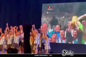 越南大學(xué)球隊(duì)模仿梅西世界杯冠軍頒獎，C羅球迷怒摔水瓶離開??