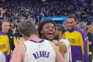 里夫斯絕殺后，布朗尼興奮地上來(lái)與其擊掌！嘴里還念念有詞