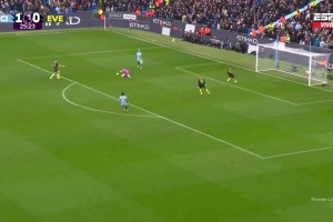 哈蘭德反越位成功對抗下停球過大，被皮克福德出擊沒收??