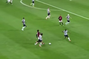 曾經(jīng)的惺惺相惜！當主裁吹罰皮爾洛對卡卡犯規(guī)后！兩人相顧無言！