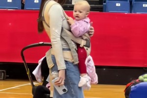 這男人太幸福了??大衛(wèi)-詹姆斯妻子帶娃隨丈夫征戰(zhàn)青島客場